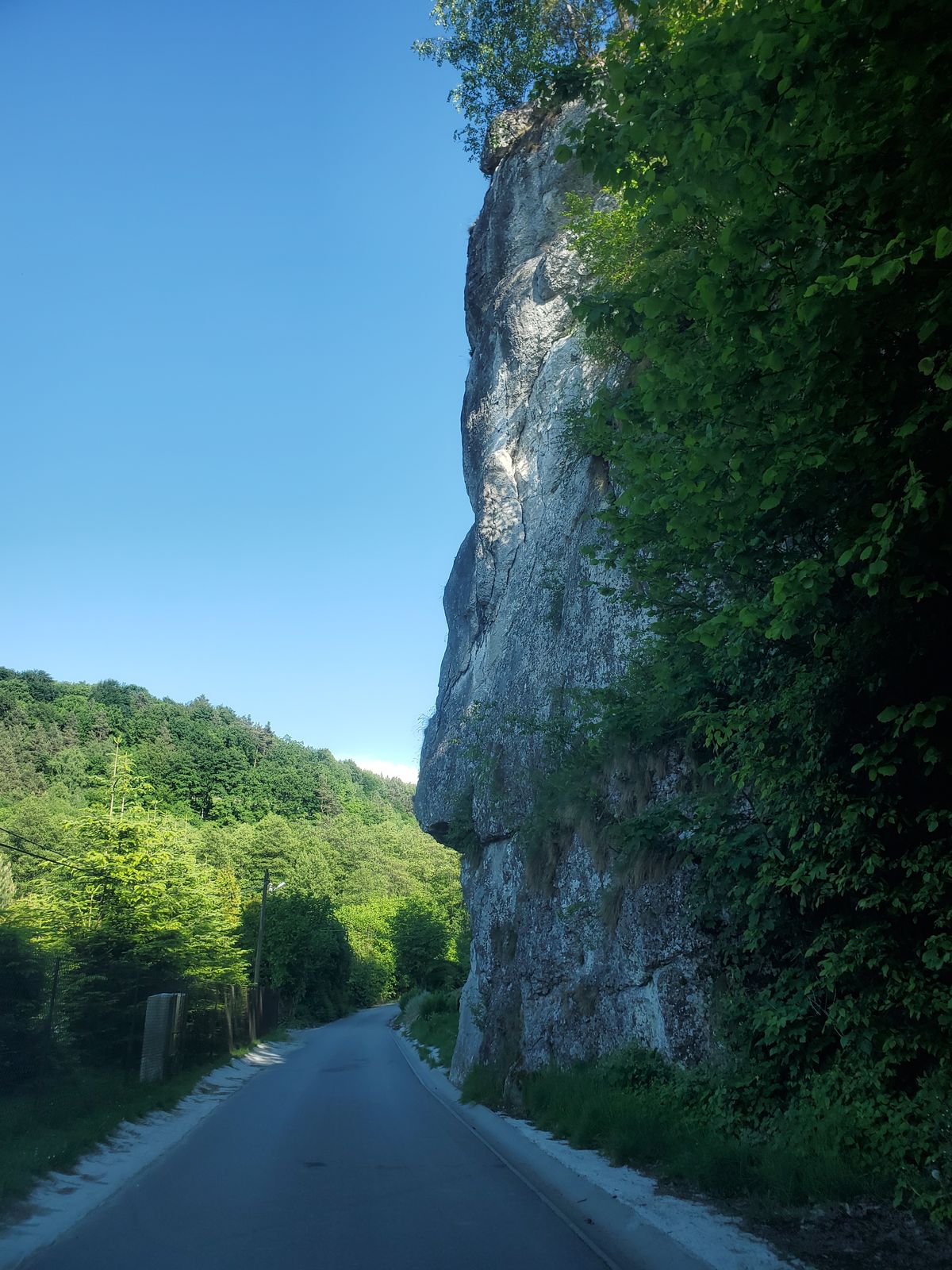 Rock cliff sticking out over the road