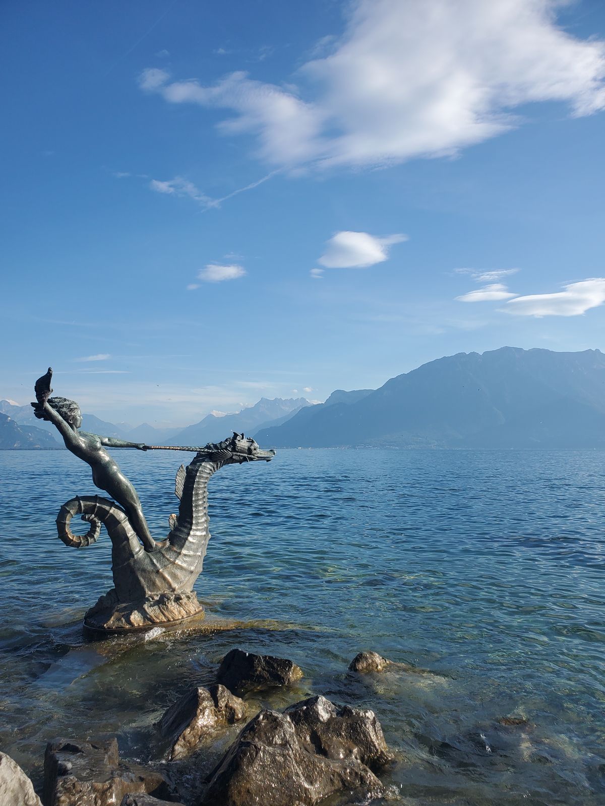 L'Hyppocampe lake sculpture